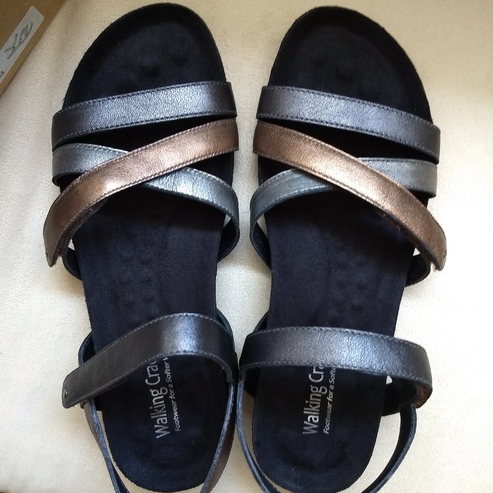 Walking Cradles Pool Sandals 7 NEW